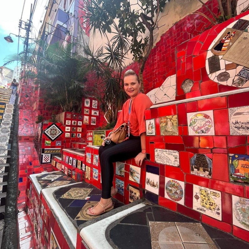 Katarína Chládeková na schodoch Escadaria Selarón | Sprievodcario.sk