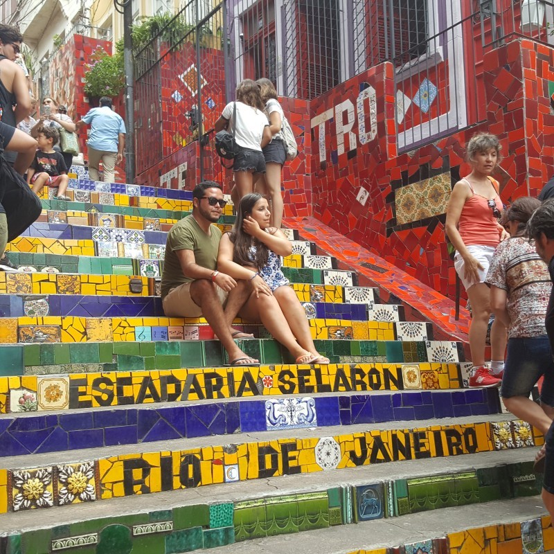 Niekolko turistov na schodoch Escadaria Selarón | Sprievodcario.sk