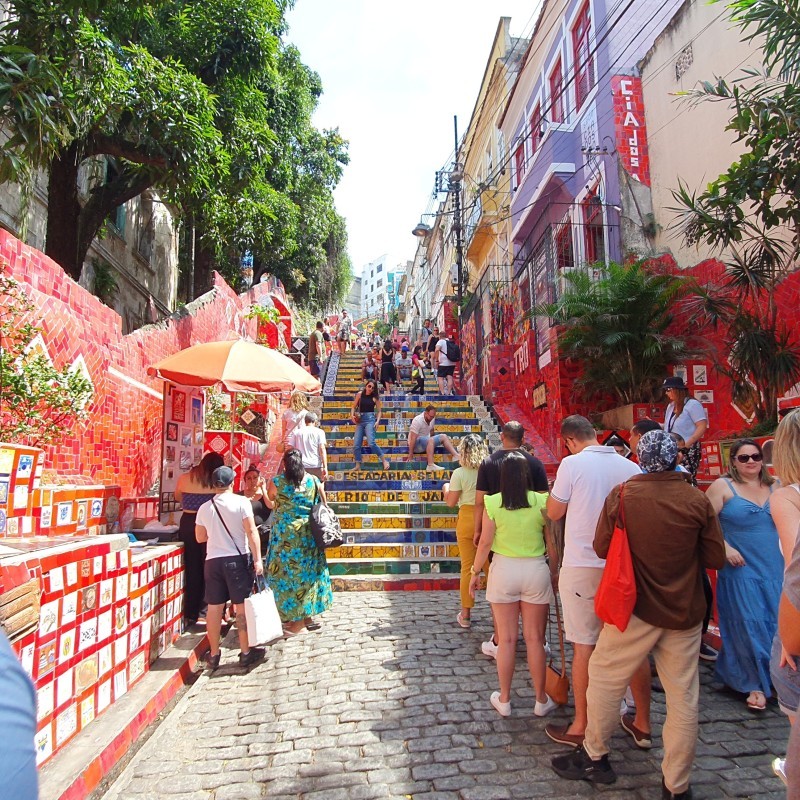 Niekolko turistov na schodoch Escadaria Selarón | Sprievodcario.sk