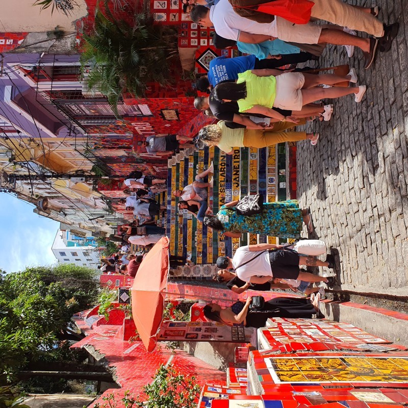 Niekolko turistov na schodoch Escadaria Selarón | Sprievodcario.sk